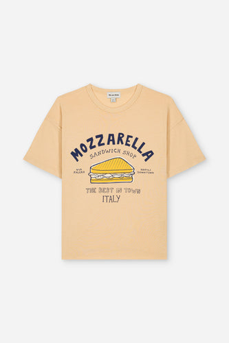 T-shirt Dylan Sand Mozzarella van We are Kids met mozzarella-print voor jongens. | Tee Dylan Sand Mozzarella van We Are Kids - Verkrijgbaar bij Little Fashion Addict.