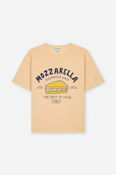 T-shirt Dylan Sand Mozzarella van We are Kids met mozzarella-print voor jongens. | Tee Dylan Sand Mozzarella van We Are Kids - Verkrijgbaar bij Little Fashion Addict.