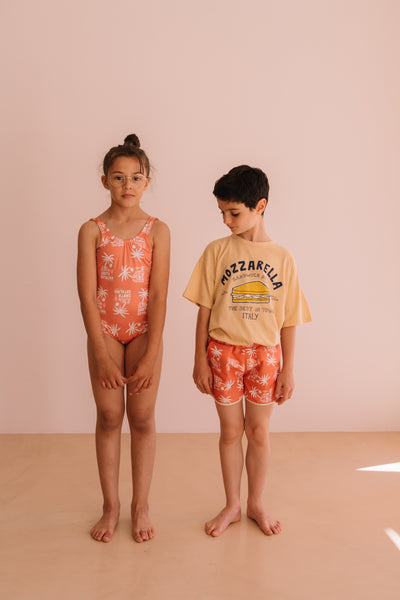 T-shirt Dylan Sand Mozzarella van We are Kids met mozzarella-print voor jongens. | Tee Dylan Sand Mozzarella van We Are Kids - Verkrijgbaar bij Little Fashion Addict.