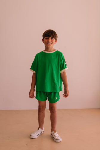 T-shirt Tee Taylor Vibrant Green van We Are Kids voor jongens met groene short. | Tee Taylor Vibrant Green van We Are Kids - Verkrijgbaar bij Little Fashion Addict.