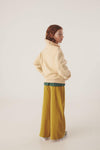 Lookfoto met de gilda trousers van Letter To The World - Meisjes broek in het ribfluweel en in het mosterd