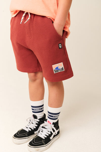 Roestkleurige jongensshort in wafelstof van Tumble ’n Dry | Southport Shorts Brown van Tumble 'n Dry - verkrijgbaar bij Little Fashion Addict