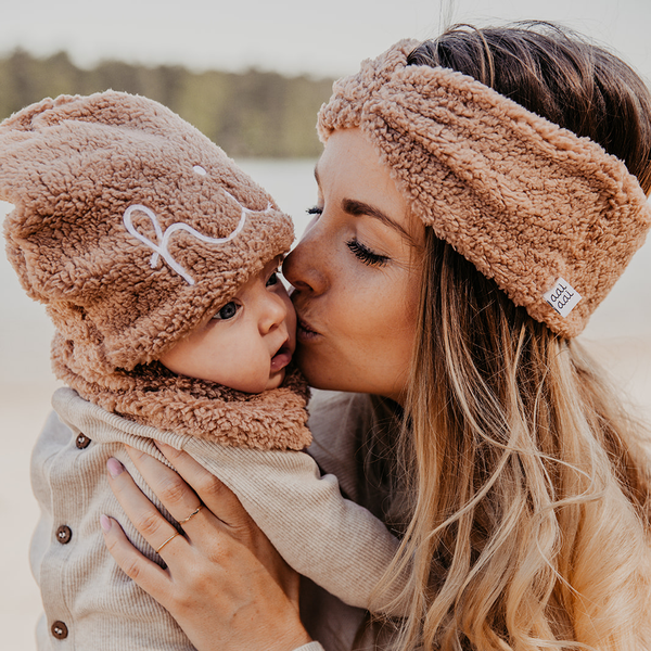Little Fashion Addict - AAI AAI - Teddy Haarband voor zowel baby, kids en mama - Camel - Verkrijgbaar bij Littlefashionaddict.com