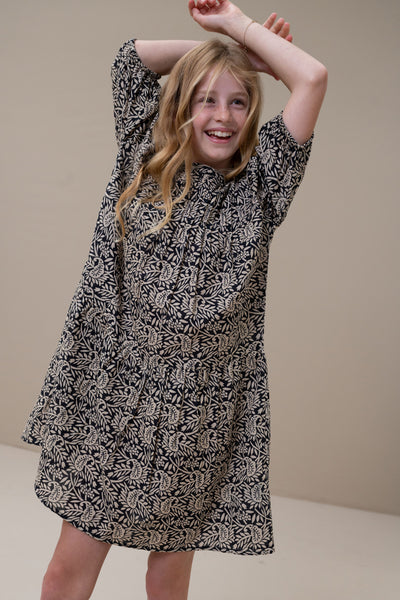 Kledingmerk: By-Bar - Girls fashion brand - Girls Puck Udaipur Dress - Print: zwart en beige - Van 4 tot 12 jaar beschikbaar bij littlefashionaddict.com