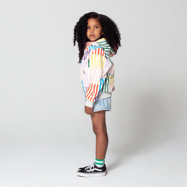Littlefashionaddict - Gosoaky Blue Bird - Korte gestreepte regenjas met kap voor meisjes - Vanaf maat 86 tot maat 152 - Meisjesmode - Verkrijgbaar bij Littlefashionaddict.com