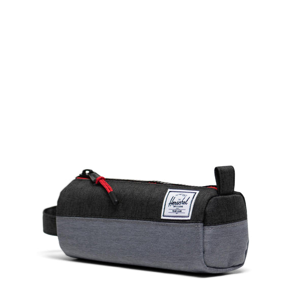 Herschel - Pennezak - Mid Grey  Crosshatch / Black Crosshatch - Verkrijgbaar bij Little Fashion Addict