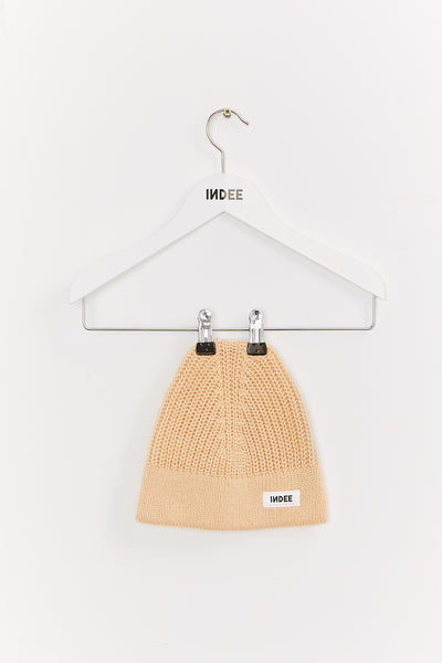 INDEE - Belgische modemerk - Kiwi Beanie in het beige met logolabel aan de voorkant van Indee - verkrijgbaar bij littlefashionaddict.com