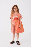 Letter To The World - LTTW Tote Bag - Koraalroze totebag met gele letters 'Letter To The World'- Summer Solstice - Zomercollectie 2023 - Verkrijgbaar bij Littlefashionaddict.com
