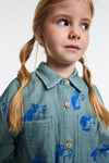 Littlefashionaddict.com - Maison Tadaboum - Jacky Shirt - Meisjesmode - Lichtgroen hemd met allover print van blauwe hond - Beschikbaar vanaf 2 jaar tot en met 8 jaar bij Littlefashionaddict.com