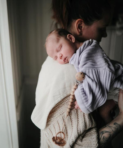 Little Fashion Addict - Mushie - Fopspeenketting Cleo - Kleur: wood/wood - sfeerfoto