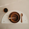 Little Fashion Addict - Mushie - Dinnerware - Set van 2 ronde borden in Caramel - Sfeerfoto