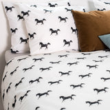 Snurk Beddengoed - Wit Dekbedset met print van zwarte paarden - Voor éénpersoonsbed - Verkrijgbaar bij Little Fashion Addict