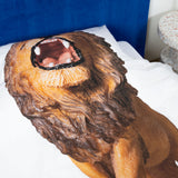 Snurk Beddengoed - Dekbedset met fotoprint van een speelgoed leeuw - Voor kids - Voor éénpersoonsbed - Verkrijgbaar bij Little Fashion Addict