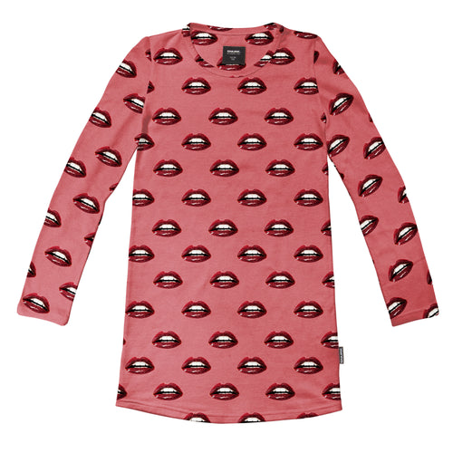Snurk - Kiss Kiss Long Sleeve Dress - Roze slaapjurkje met rode lippen en lange mouwen - Beschikbaar vanaf maat 92 tot 164 - Verkrijgbaar bij Little Fashion Addict