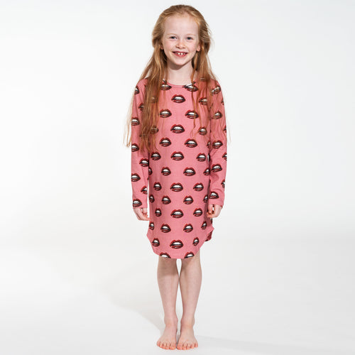 Snurk - Kiss Kiss Long Sleeve Dress - Roze slaapjurkje met rode lippen en lange mouwen - Beschikbaar vanaf maat 92 tot 164 - Verkrijgbaar bij Little Fashion Addict