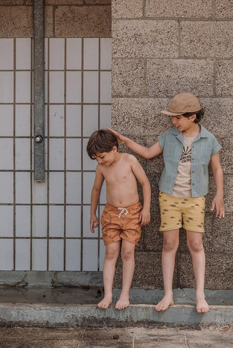 Little Fashion Addict - Sproet & Sprout – Swim Shorts print Croco - Kleur: Clay - Voor jongens - Collectie: Camp Nowhere verkrijgbaar bij Littlefashionaddict.com