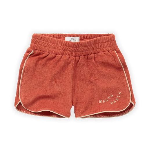 Little Fashion Addict - Sproet & Sprout – Sport Shorts Pasta Basta - Kleur: Rood - Voor jongens - Jongensmode - Collectie: Tuscan Holiday at Nonna's - verkrijgbaar bij Littlefashionaddict.com