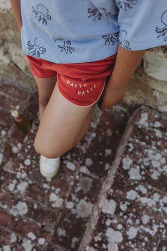 Little Fashion Addict - Sproet & Sprout – Sport Shorts Pasta Basta - Kleur: Rood - Voor jongens - Jongensmode - Collectie: Tuscan Holiday at Nonna's - verkrijgbaar bij Littlefashionaddict.com