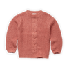 Littlefashionaddict - Sproet & Sprout - AW22 - Cable Sweater Faded Rose (Gebreide sweater) - Voor meisjes - Vanaf 4 tot 10 jaar in stock en verkrijgbaar bij Little Fashion Addict