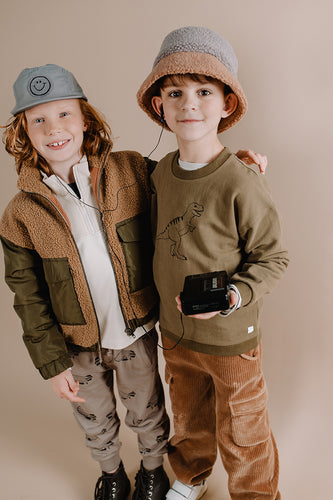 Littlefashionaddict - Sproet & Sprout - AW22 - Sweater met dino in het kaki - Voor jongens - Vanaf 4 tot 10 jaar in stock en verkrijgbaar bij Little Fashion Addict