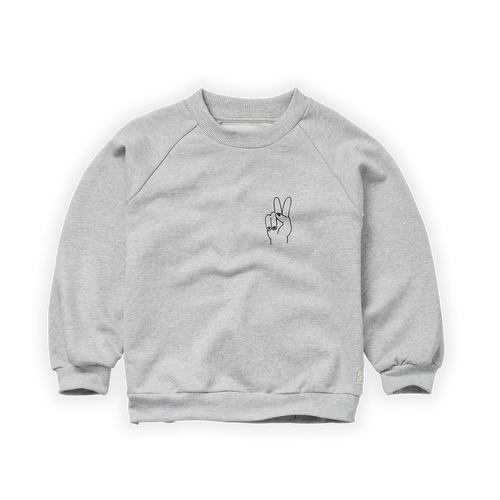 Littlefashionaddict - Sproet & Sprout - AW22 - Lichtgrijze raglan sweater met peace hand - Voor zowel meisjes als jongens - Vanaf 4 tot 10 jaar in stock en verkrijgbaar bij Little Fashion Addict