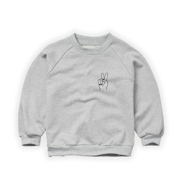 Littlefashionaddict - Sproet & Sprout - AW22 - Lichtgrijze raglan sweater met peace hand - Voor zowel meisjes als jongens - Vanaf 4 tot 10 jaar in stock en verkrijgbaar bij Little Fashion Addict