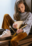Littlefashionaddict - Sproet & Sprout - AW22 - Lichtgrijze raglan sweater met peace hand - Voor zowel meisjes als jongens - Vanaf 4 tot 10 jaar in stock en verkrijgbaar bij Little Fashion Addict