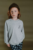 Littlefashionaddict - Sproet & Sprout - AW22 - Lichtgrijze raglan sweater met peace hand - Voor zowel meisjes als jongens - Vanaf 4 tot 10 jaar in stock en verkrijgbaar bij Little Fashion Addict