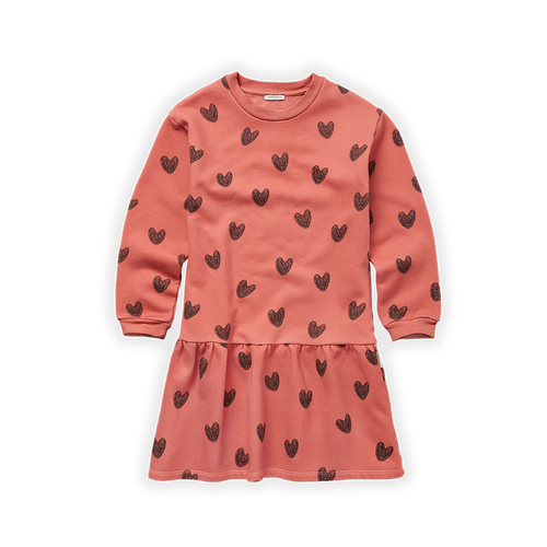 Littlefashionaddict - Sproet & Sprout - AW22 - sweat dress Heart Print - Roze jurk met zwarte hartjes - Voor meisjes - Vanaf 4 tot 10 jaar in stock en verkrijgbaar bij Little Fashion Addict