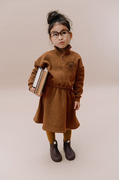 Littlefashionaddict - Sproet & Sprout - AW22 - Sweat Dress Zip Mock - In de warme kleur: Toffee - Voor meisjes - Vanaf 4 tot 10 jaar in stock en verkrijgbaar bij Little Fashion Addict
