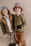Littlefashionaddict - Sproet & Sprout - AW22 - Cargo Pants Lion - Camelkleurige zachte broek met zijzakken - Voor jongens - Vanaf 4 tot 10 jaar in stock en verkrijgbaar bij Little Fashion Addict