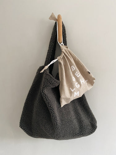 Handgemaakte donkergrijze Teddy Mom Bag van Studio Noos. Gemaakt van zachte teddy stof. Verkrijgbaar bij Littlefashionaddict.
