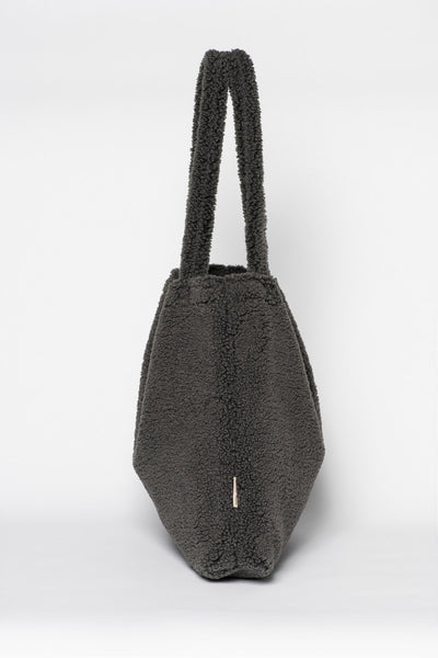 Handgemaakte donkergrijze Teddy Mom Bag van Studio Noos. Gemaakt van zachte teddy stof. Verkrijgbaar bij Littlefashionaddict.