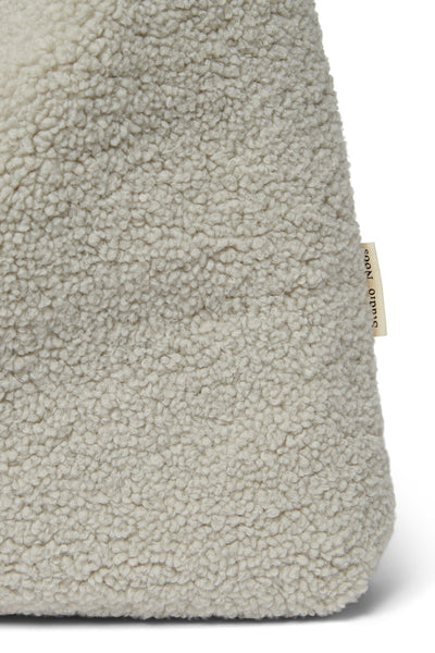 Handgemaakte Lichtgrijze Teddy Mom Bag van Studio Noos. Gemaakt van zachte teddy stof. Verkrijgbaar bij Littlefashionaddict.
