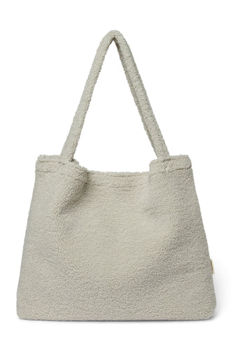 Handgemaakte Lichtgrijze Teddy Mom Bag van Studio Noos. Gemaakt van zachte teddy stof. Verkrijgbaar bij Littlefashionaddict.
