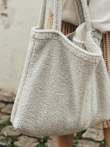 Handgemaakte Lichtgrijze Teddy Mom Bag van Studio Noos. Gemaakt van zachte teddy stof. Verkrijgbaar bij Littlefashionaddict.